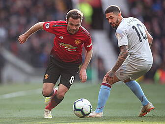 Juan Mata signs Old Trafford c...